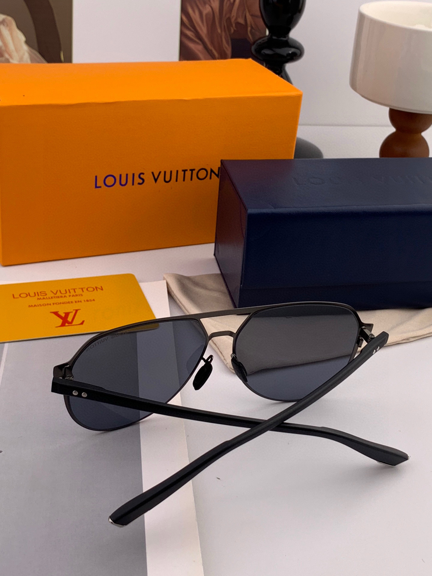 LV 男款炫彩飞行员偏光太阳镜 ❤️材质：高清尼龙加厚卡槽高清偏光镜片 🌹无边框镜架💕颜👍型号：L522