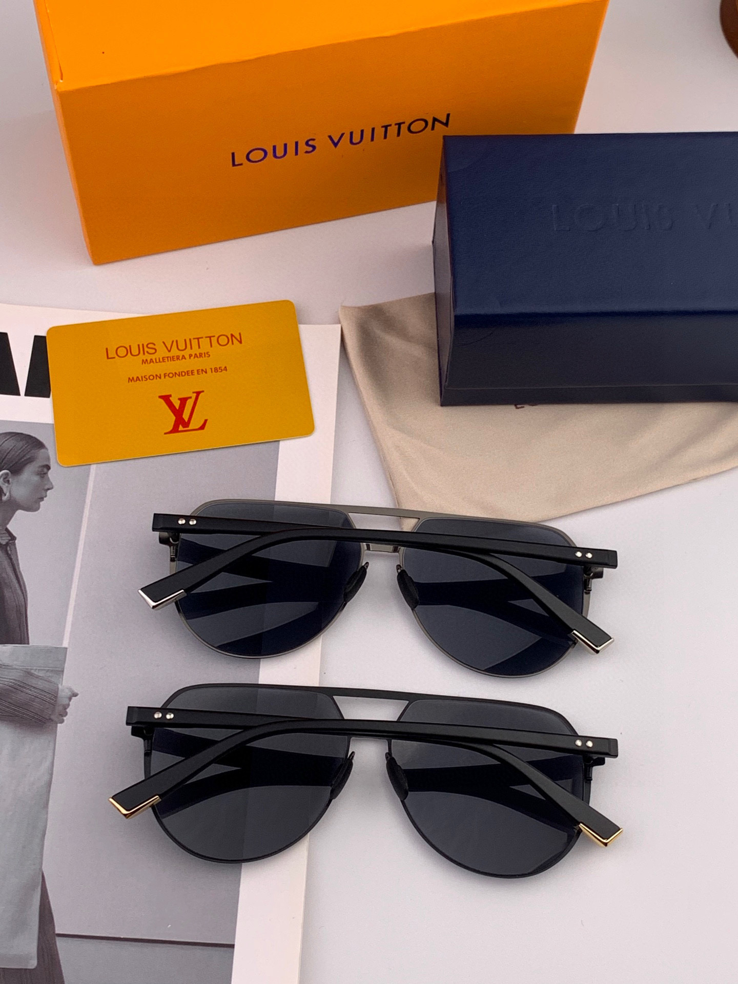 LV 男款炫彩飞行员偏光太阳镜 ❤️材质：高清尼龙加厚卡槽高清偏光镜片 🌹无边框镜架💕颜👍型号：L522