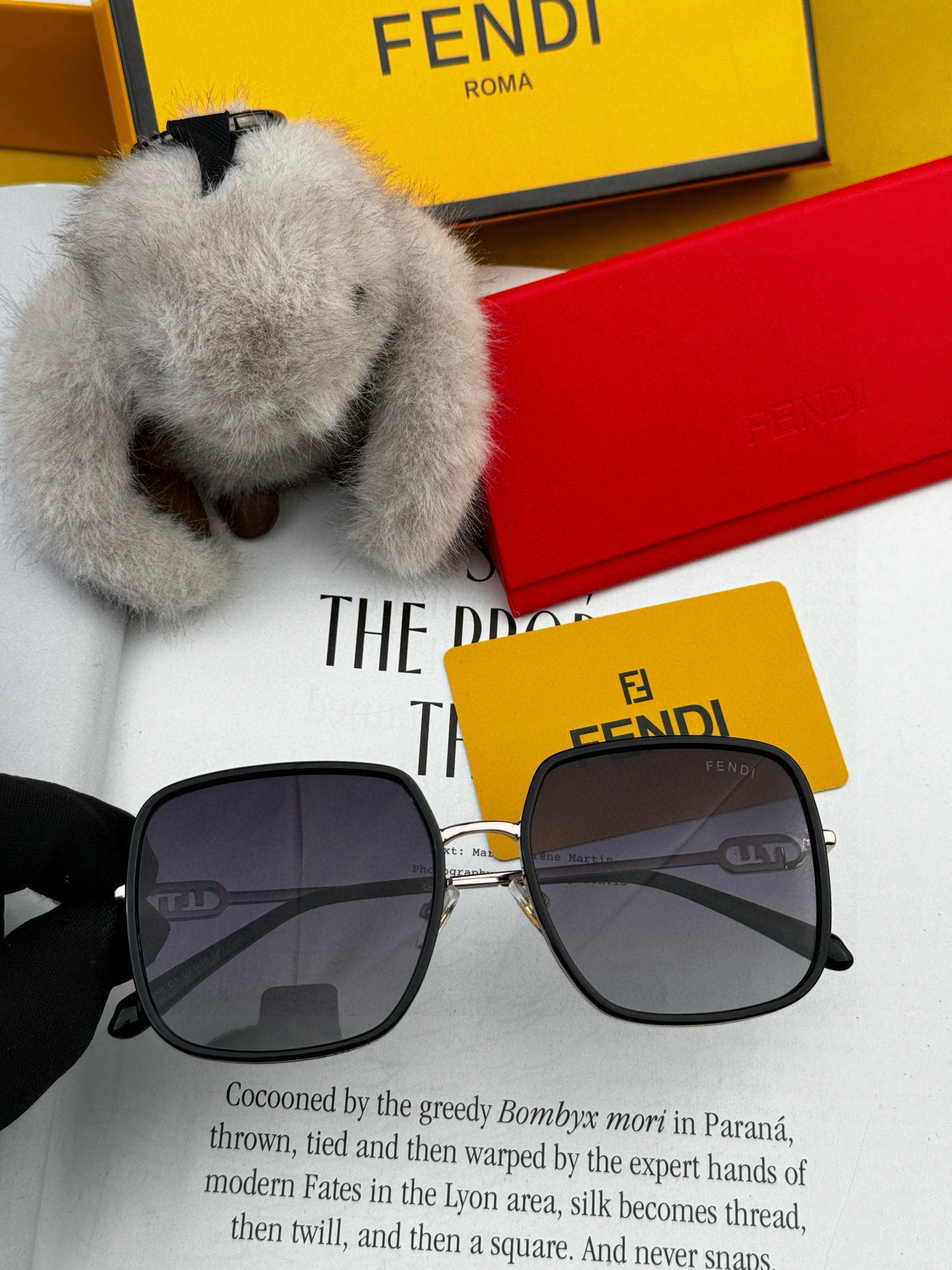 🔺 【芬迪】2025开春新款 潮流爆款 时尚方框偏光太阳镜 高品质 佩戴舒适 网红潮款墨镜 女士高清偏光