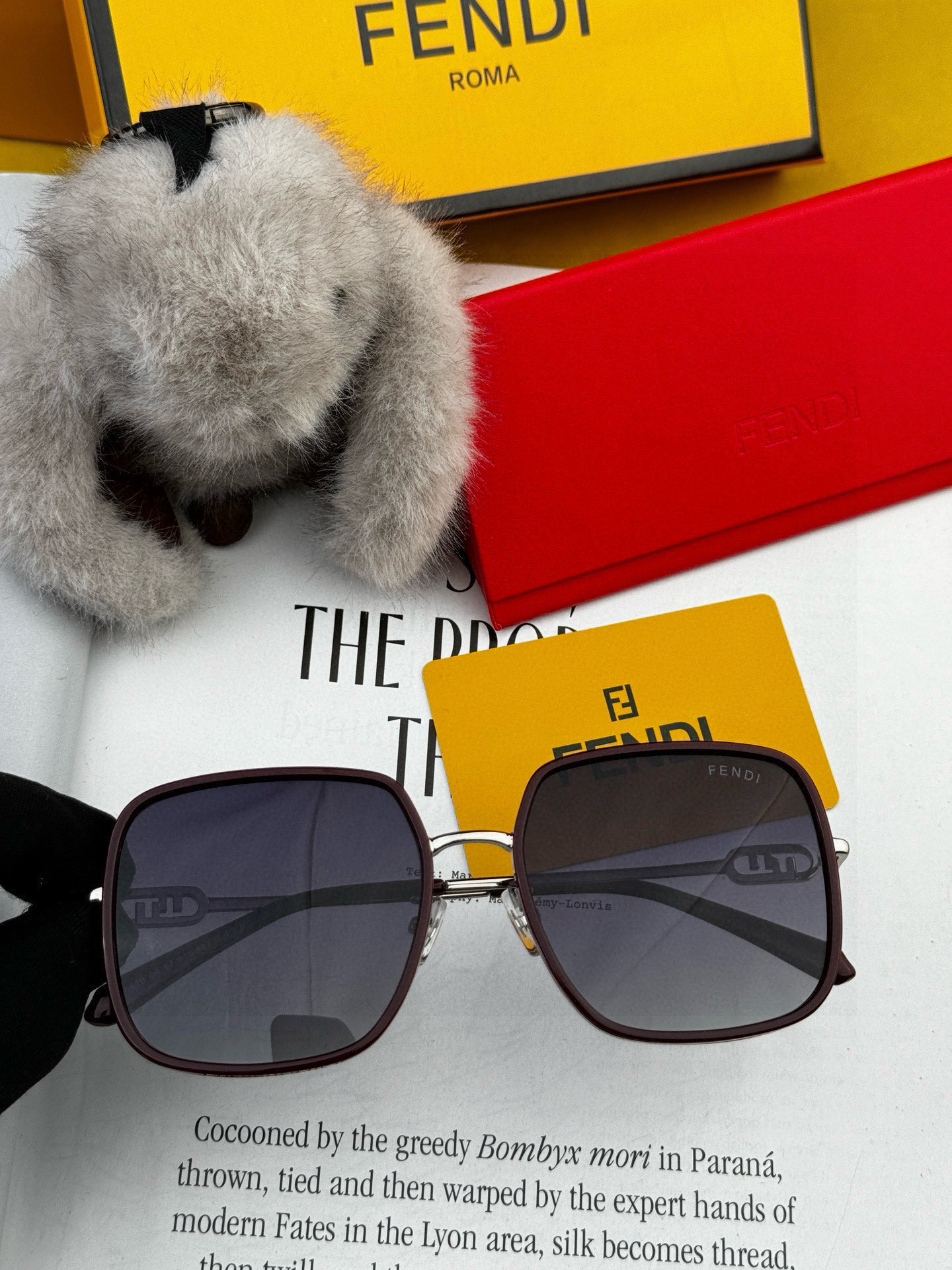 🔺 【芬迪】2025开春新款 潮流爆款 时尚方框偏光太阳镜 高品质 佩戴舒适 网红潮款墨镜 女士高清偏光