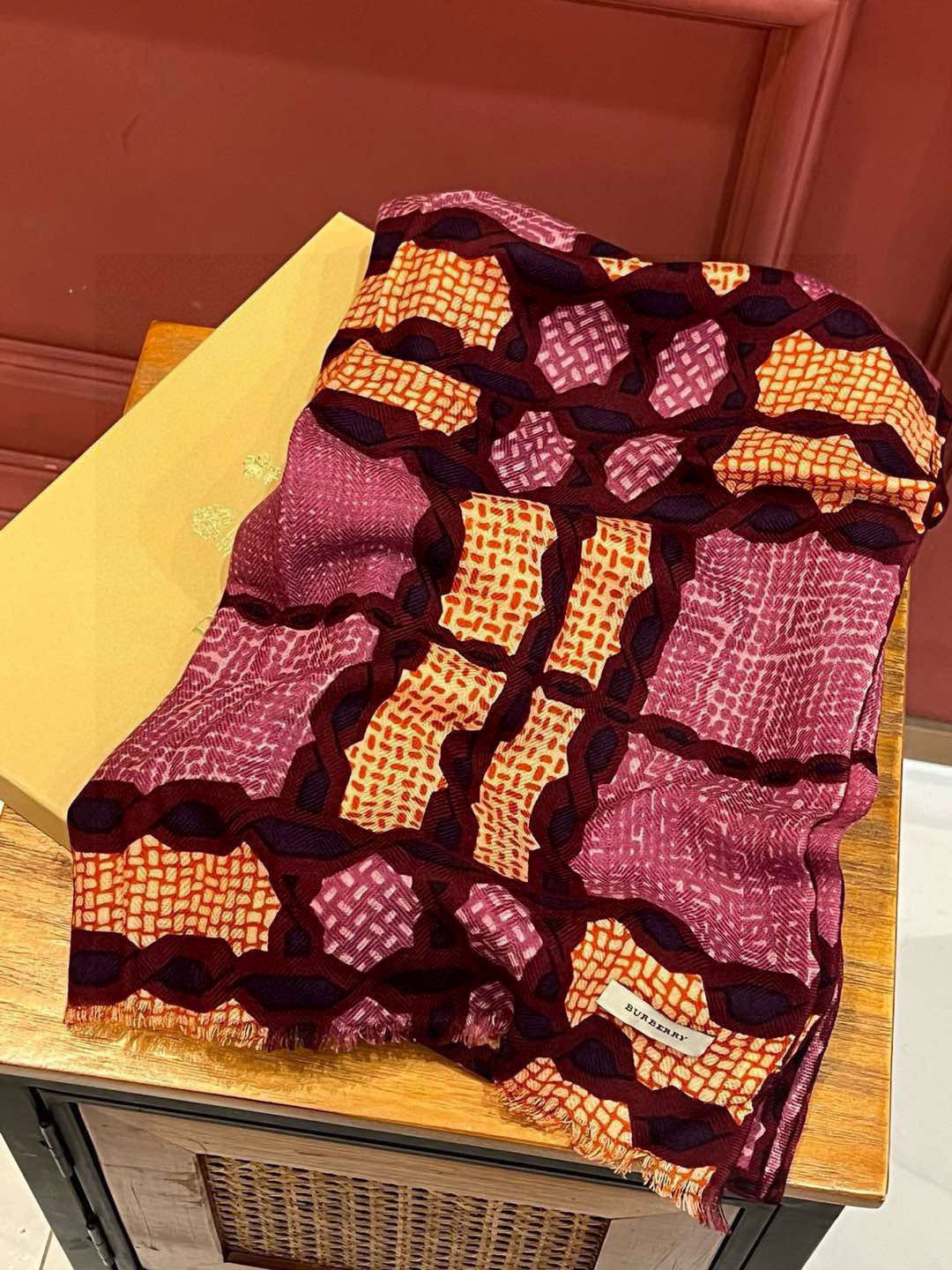 重点推荐‼️‼️ 巴宝莉法国🇫🇷专柜新货 精美绣标 👍👍优雅文静的小格 给人更秀气，精致的感觉 质感更柔