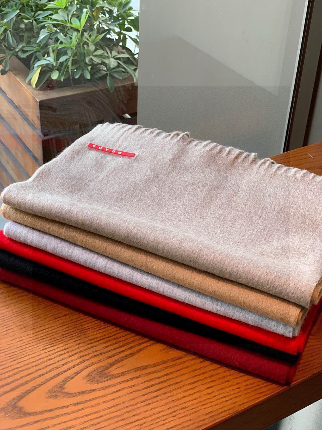 普拉达（PRADA）最新情侣款围巾 大方 简约 是成功男士不二追求 经典图案搭配LOGO设计 时尚色调 