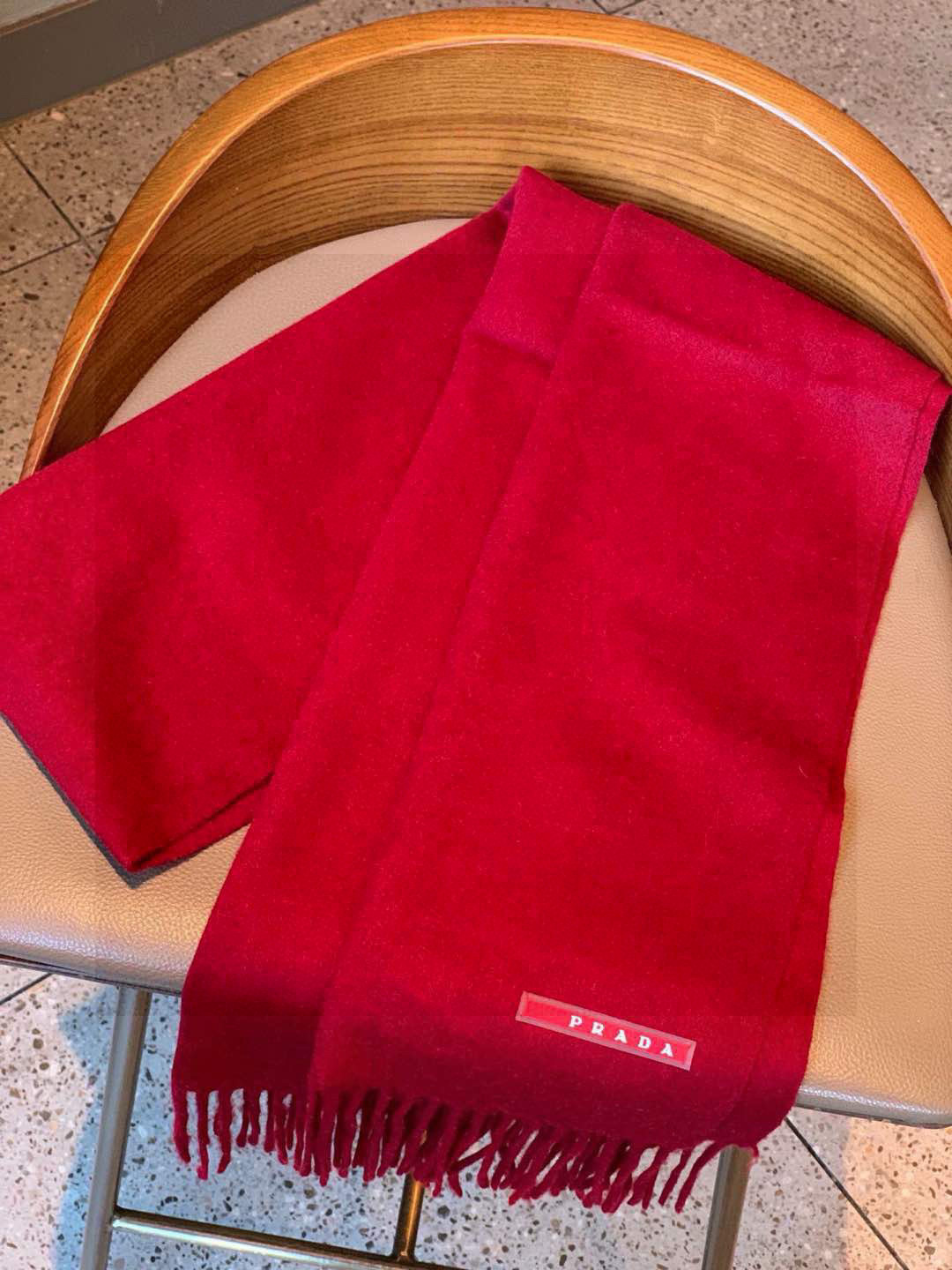 普拉达（PRADA）最新情侣款围巾 大方 简约 是成功男士不二追求 经典图案搭配LOGO设计 时尚色调 