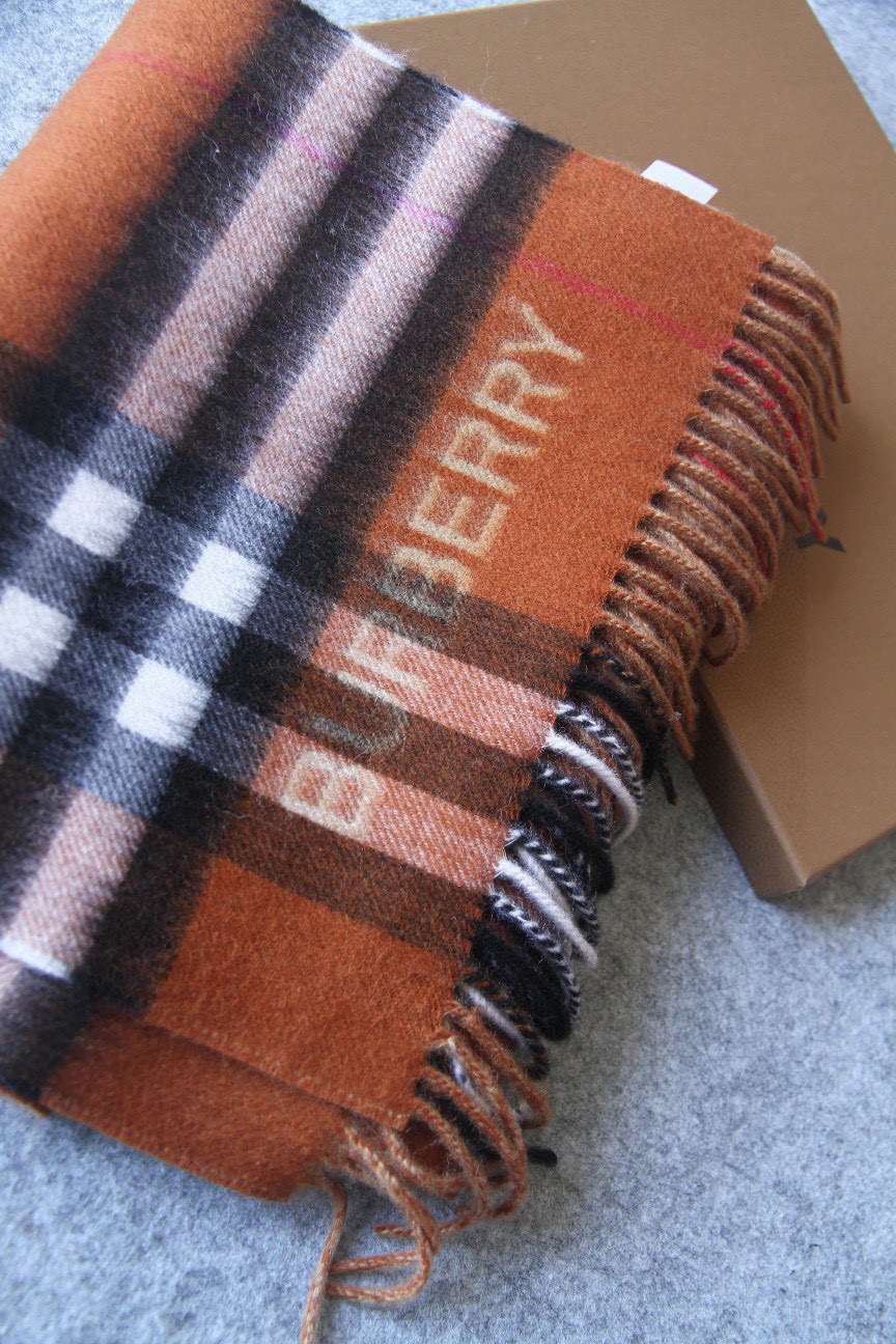 【🌟🌟🌟🧣驼色➕咖啡色实拍图】天青色等烟雨，而我在等你！各种类型的菇凉都可轻松驾驭，随便什么毛衣和大衣配