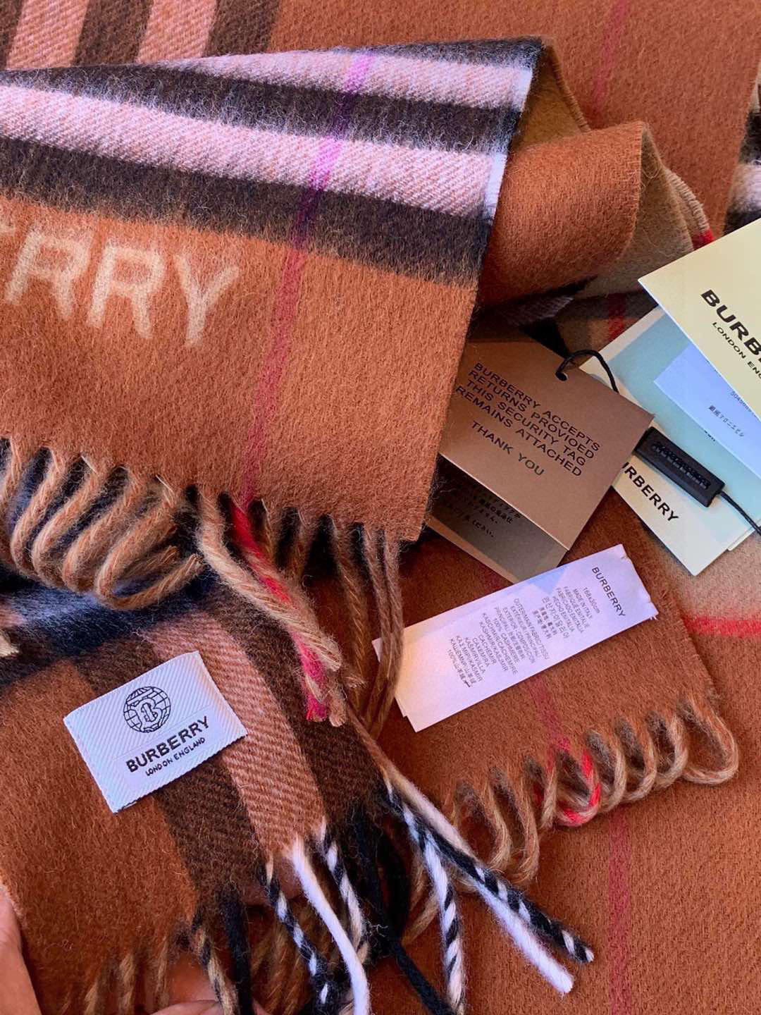 【🌟🌟🌟🧣驼色➕咖啡色实拍图】天青色等烟雨，而我在等你！各种类型的菇凉都可轻松驾驭，随便什么毛衣和大衣配