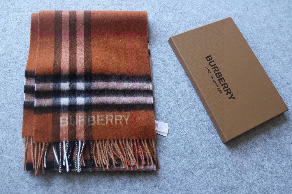 【🌟🌟🌟🧣驼色➕咖啡色实拍图】天青色等烟雨，而我在等你！各种类型的菇凉都可轻松驾驭，随便什么毛衣和大衣配