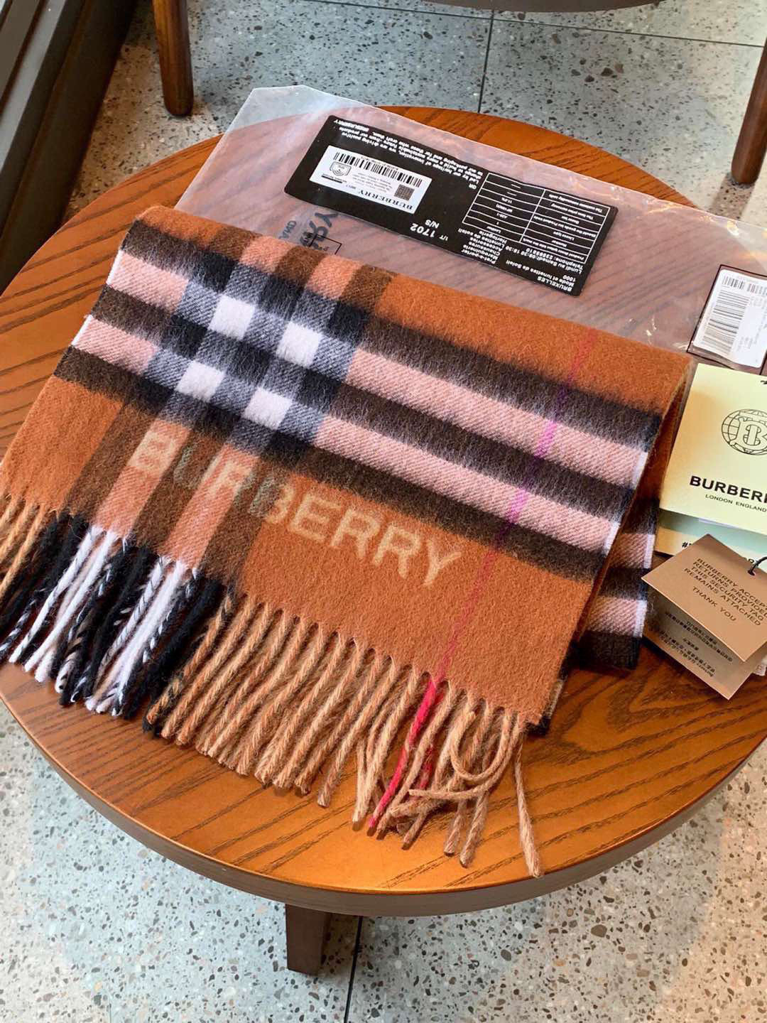 【🌟🌟🌟🧣驼色➕咖啡色实拍图】天青色等烟雨，而我在等你！各种类型的菇凉都可轻松驾驭，随便什么毛衣和大衣配