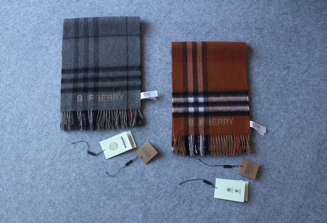 【🌟🌟🌟🧣驼色➕咖啡色实拍图】天青色等烟雨，而我在等你！各种类型的菇凉都可轻松驾驭，随便什么毛衣和大衣配