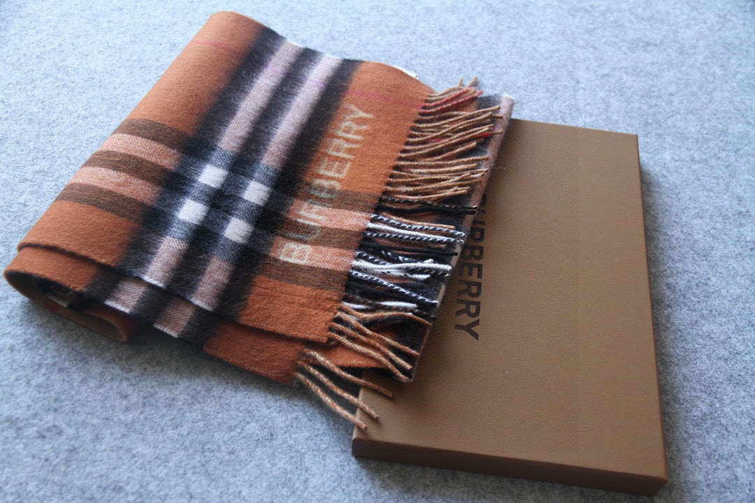 【🌟🌟🌟🧣驼色➕咖啡色实拍图】天青色等烟雨，而我在等你！各种类型的菇凉都可轻松驾驭，随便什么毛衣和大衣配