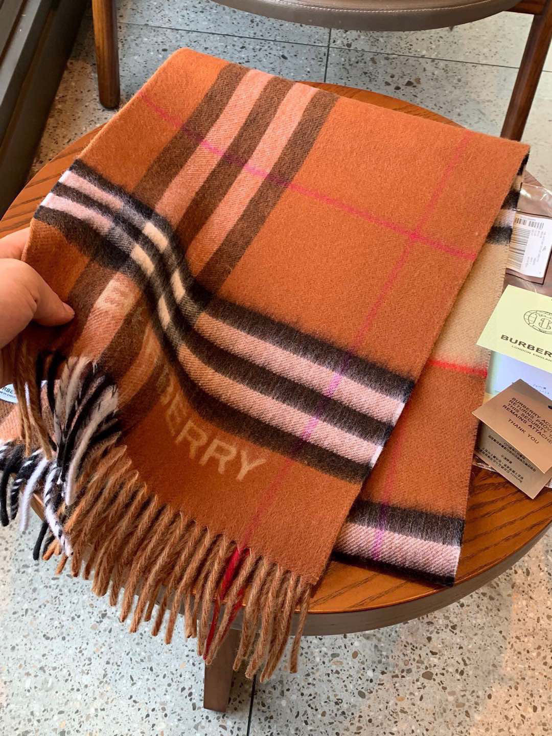 【🌟🌟🌟🧣驼色➕咖啡色实拍图】天青色等烟雨，而我在等你！各种类型的菇凉都可轻松驾驭，随便什么毛衣和大衣配