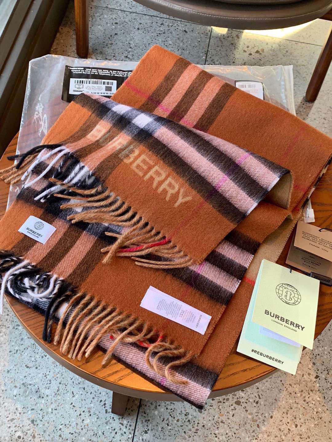 【🌟🌟🌟🧣驼色➕咖啡色实拍图】天青色等烟雨，而我在等你！各种类型的菇凉都可轻松驾驭，随便什么毛衣和大衣配