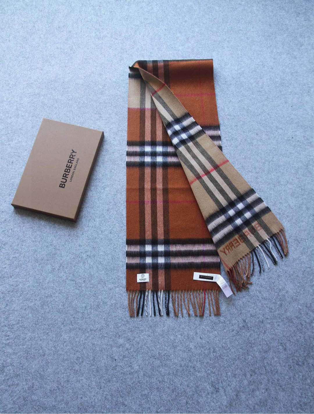 【🌟🌟🌟🧣驼色➕咖啡色实拍图】天青色等烟雨，而我在等你！各种类型的菇凉都可轻松驾驭，随便什么毛衣和大衣配