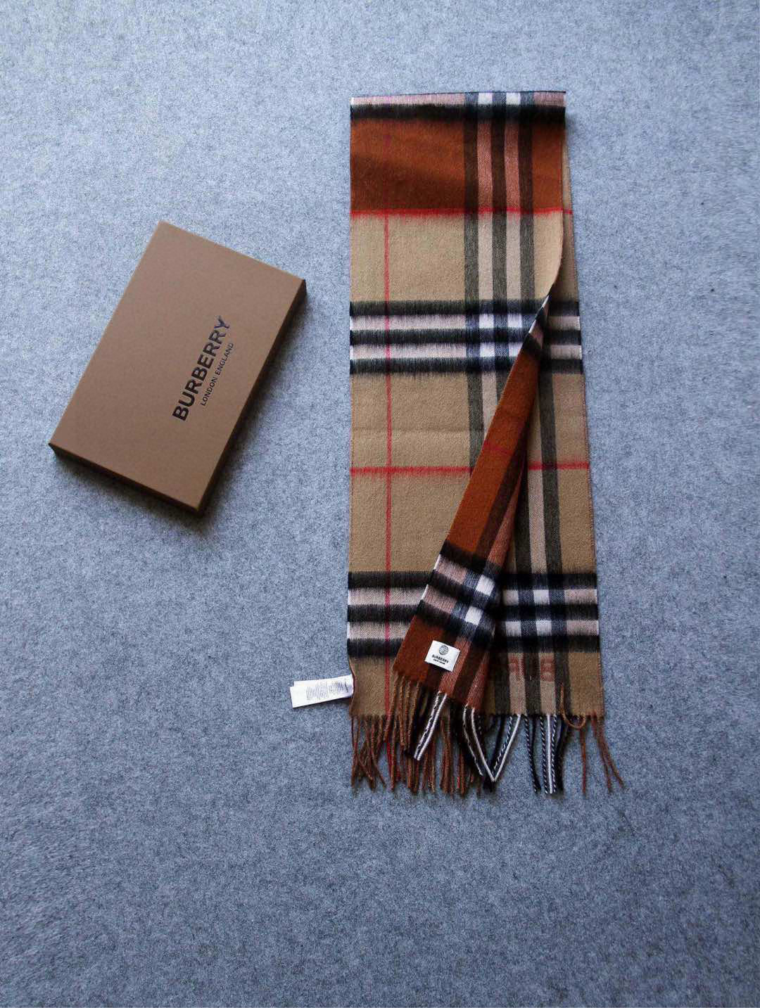 【🌟🌟🌟🧣驼色➕咖啡色实拍图】天青色等烟雨，而我在等你！各种类型的菇凉都可轻松驾驭，随便什么毛衣和大衣配