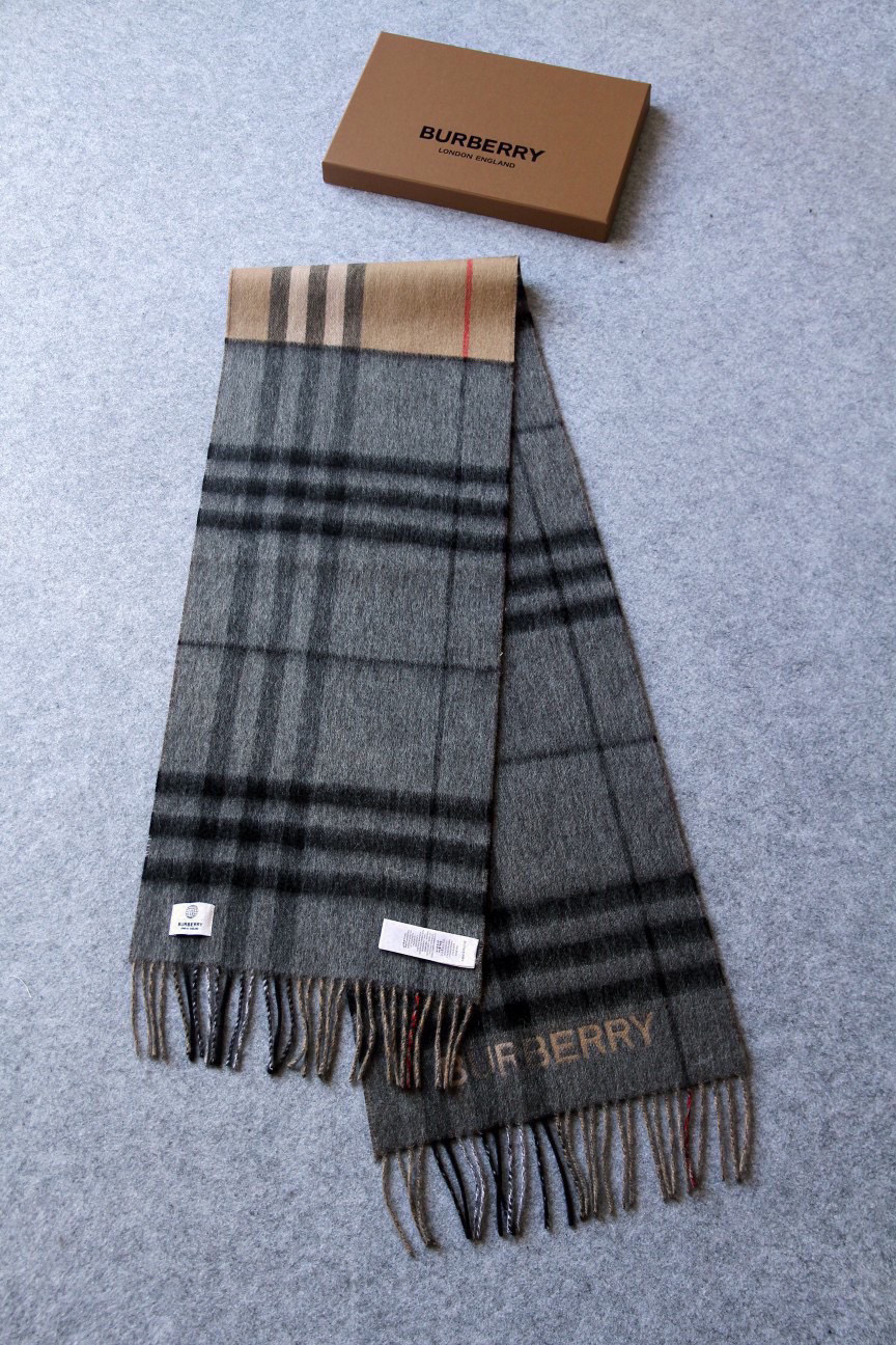 【🌟🌟🌟🧣驼色➕咖啡色实拍图】天青色等烟雨，而我在等你！各种类型的菇凉都可轻松驾驭，随便什么毛衣和大衣配