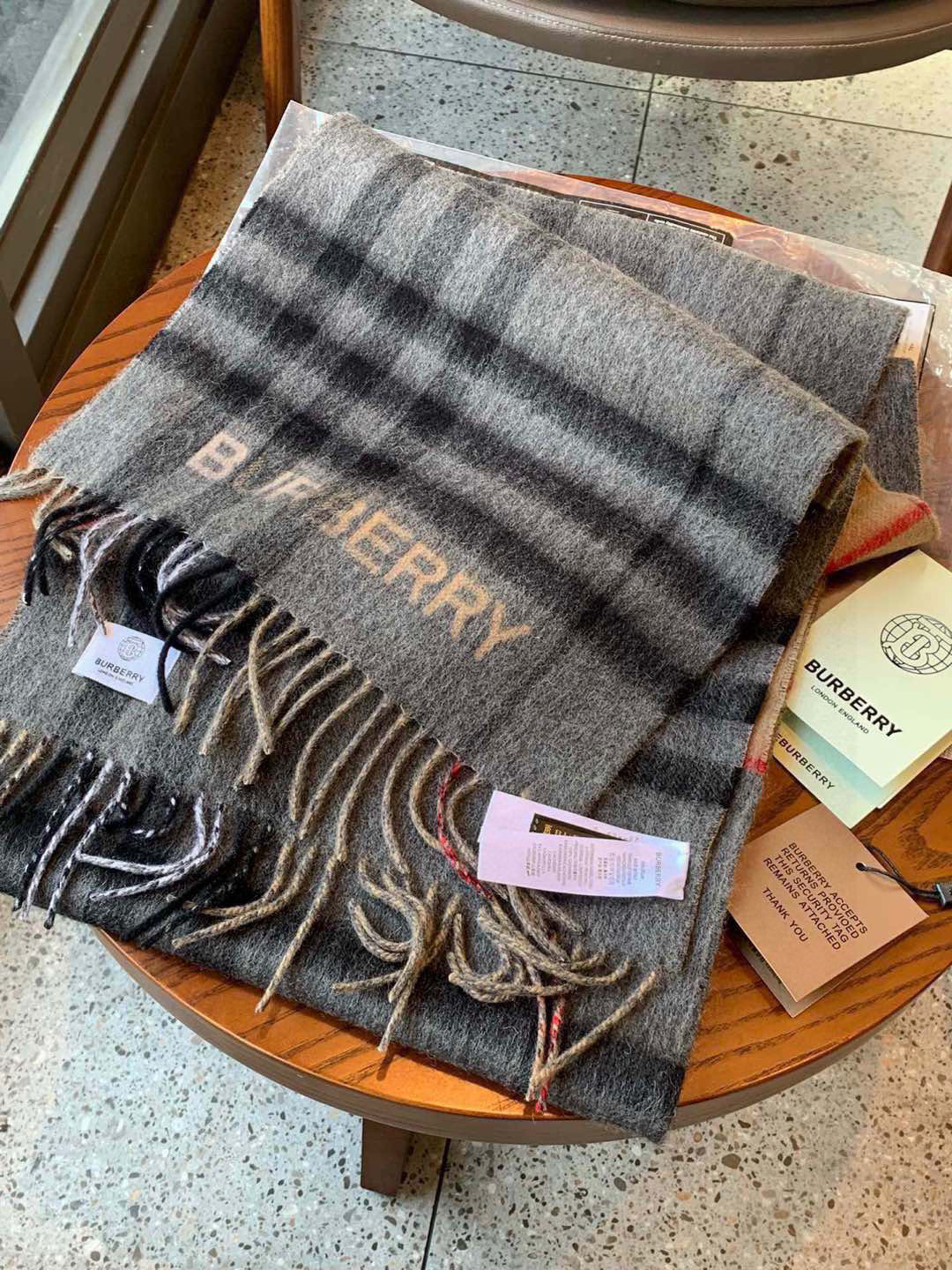 【🌟🌟🌟🧣驼色➕咖啡色实拍图】天青色等烟雨，而我在等你！各种类型的菇凉都可轻松驾驭，随便什么毛衣和大衣配