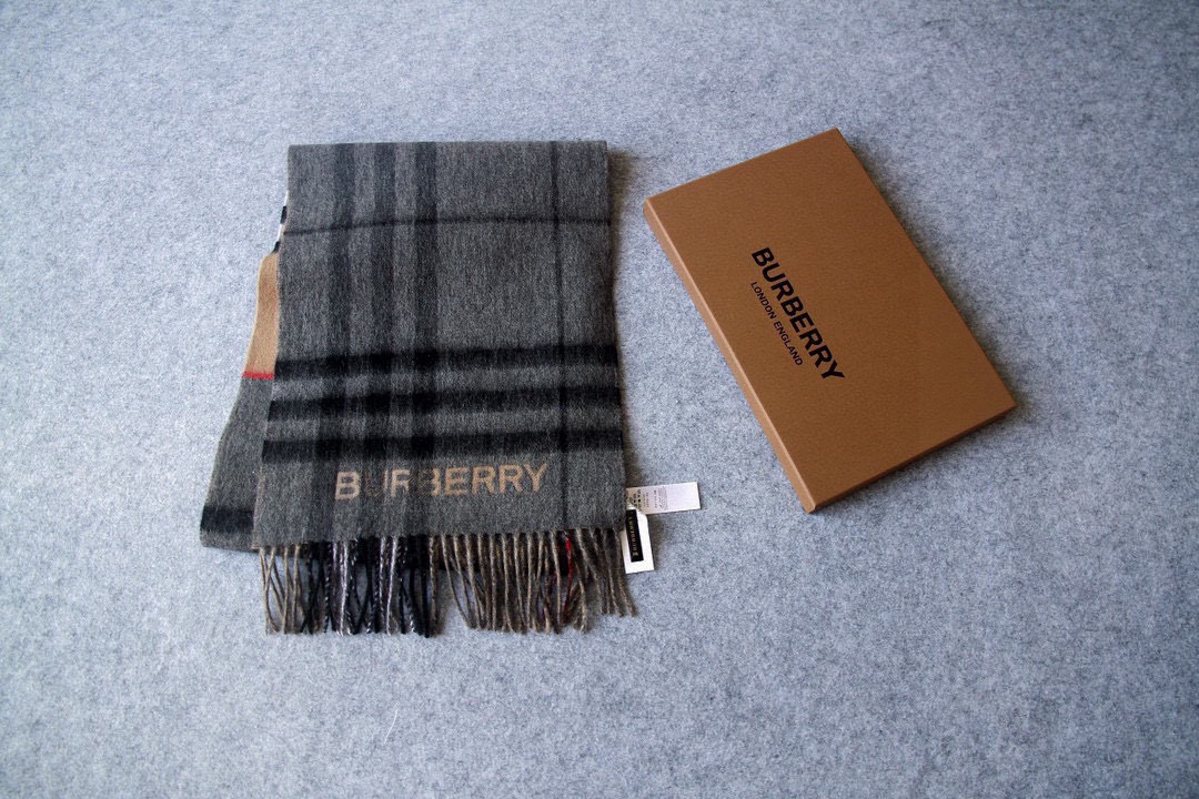 【🌟🌟🌟🧣驼色➕咖啡色实拍图】天青色等烟雨，而我在等你！各种类型的菇凉都可轻松驾驭，随便什么毛衣和大衣配