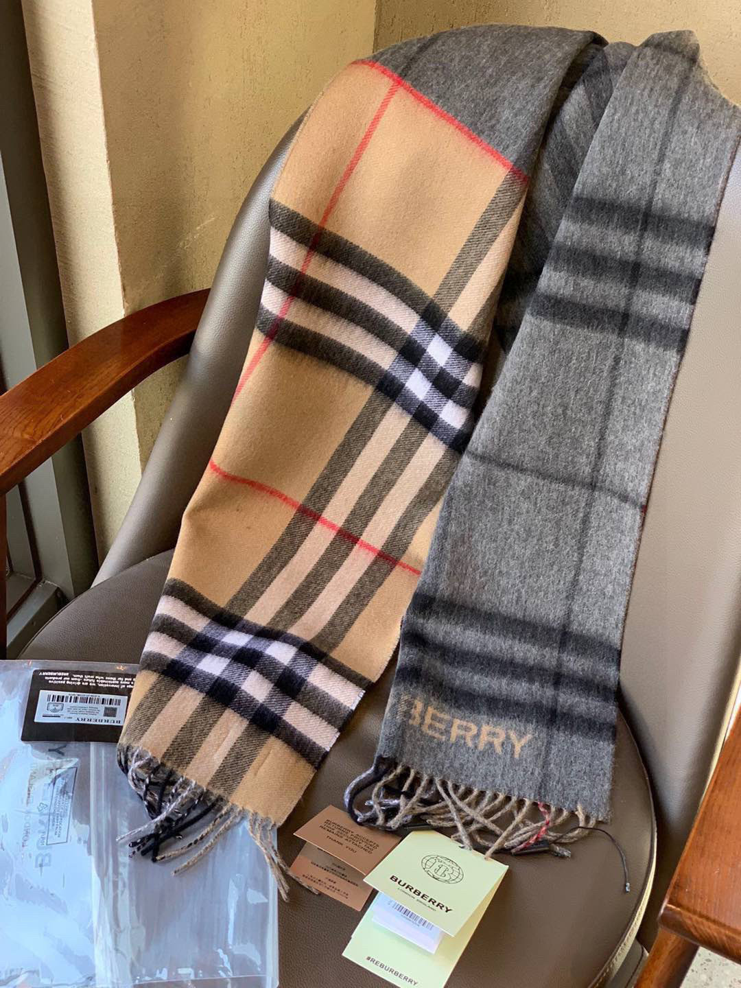 【🌟🌟🌟🧣驼色➕咖啡色实拍图】天青色等烟雨，而我在等你！各种类型的菇凉都可轻松驾驭，随便什么毛衣和大衣配