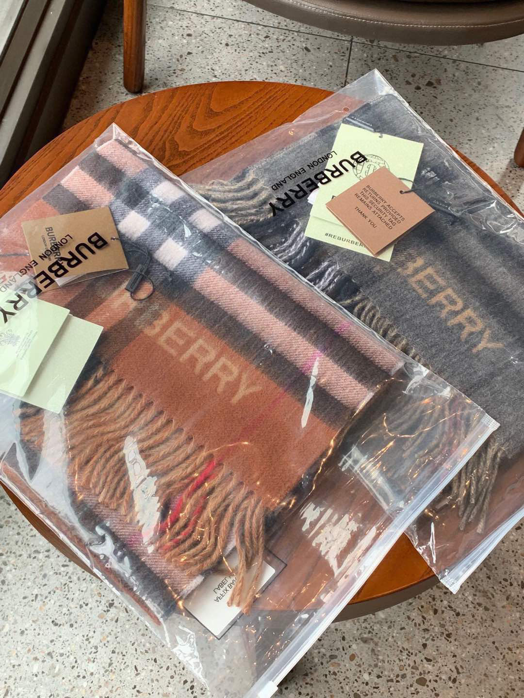 【🌟🌟🌟🧣驼色➕咖啡色实拍图】天青色等烟雨，而我在等你！各种类型的菇凉都可轻松驾驭，随便什么毛衣和大衣配