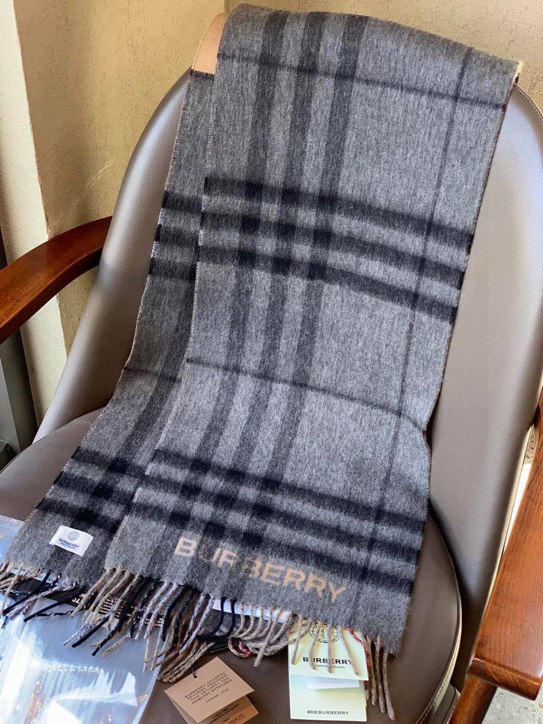 【🌟🌟🌟🧣驼色➕咖啡色实拍图】天青色等烟雨，而我在等你！各种类型的菇凉都可轻松驾驭，随便什么毛衣和大衣配