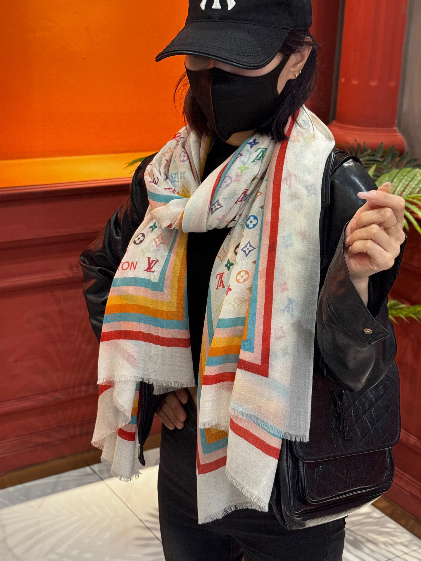 💟25年Iv最火的村上隆三彩羊绒长巾出货了！也可做装裱画，绝美无比，尽显时尚高端大气奢华风格！年度最佳爆