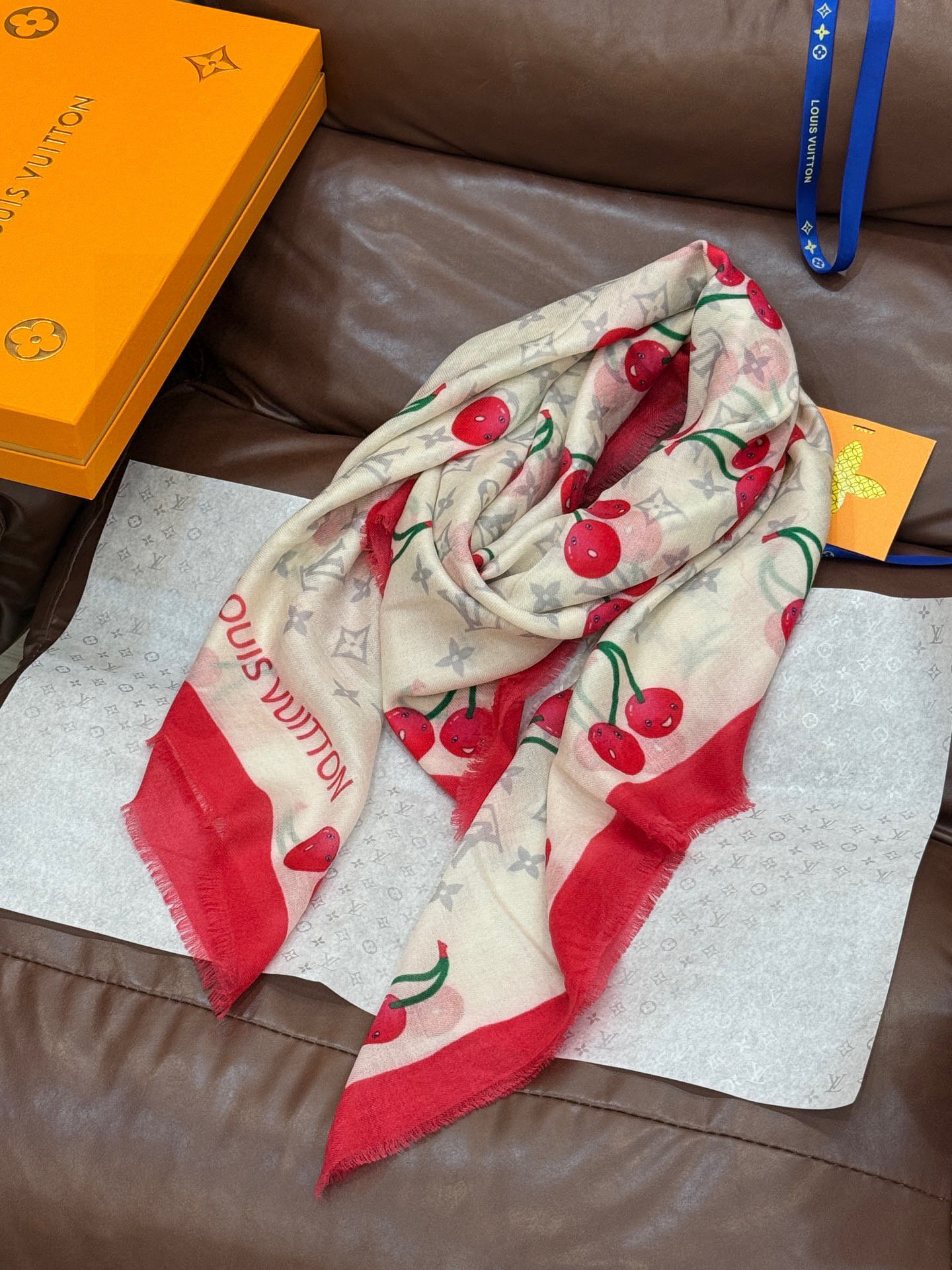 上新💕 🔥新款樱桃LV羊绒方巾 LV x TM Monogram Cerise 出自路易威登 x 村上隆