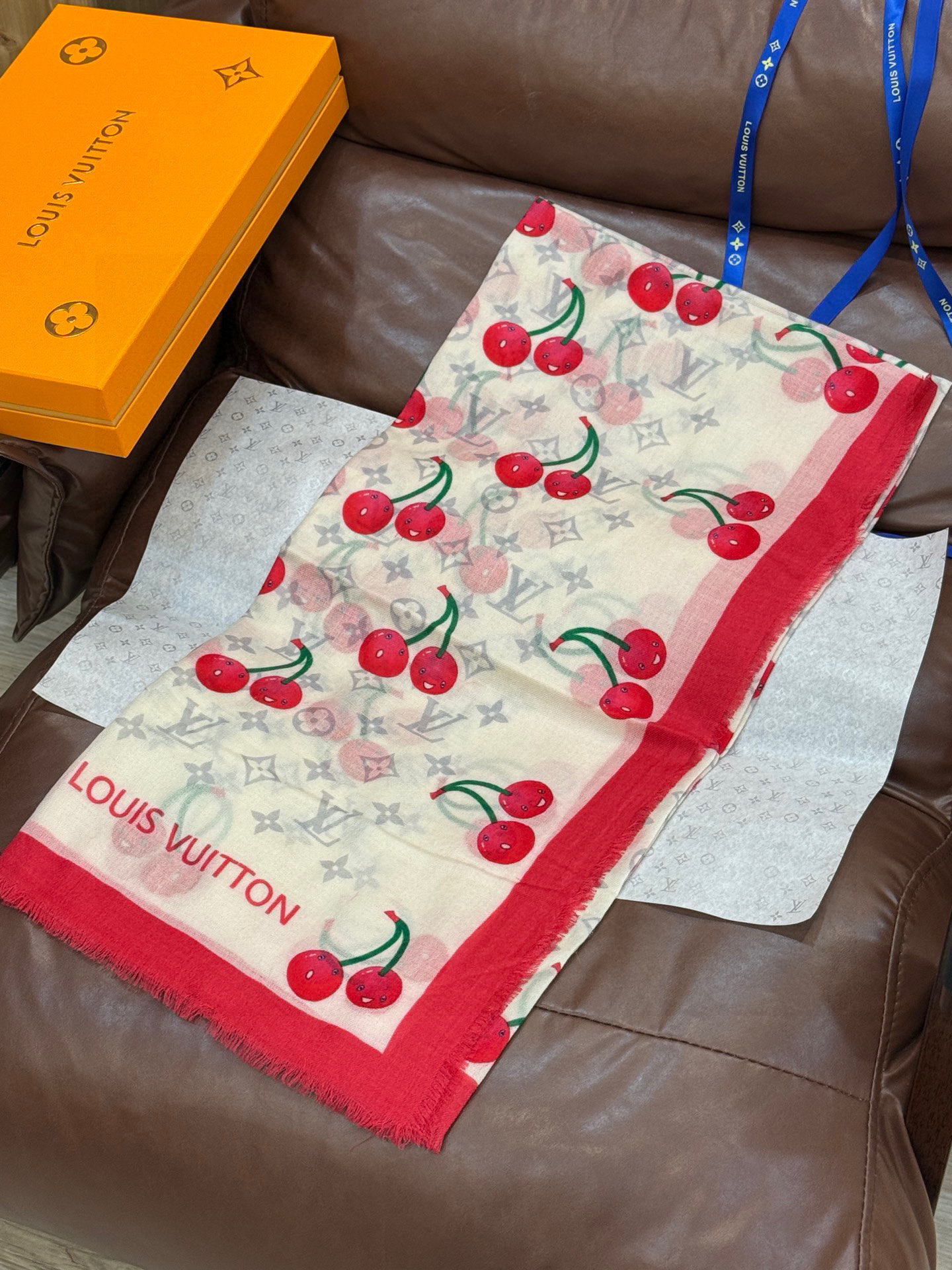 上新💕 🔥新款樱桃LV羊绒方巾 LV x TM Monogram Cerise 出自路易威登 x 村上隆
