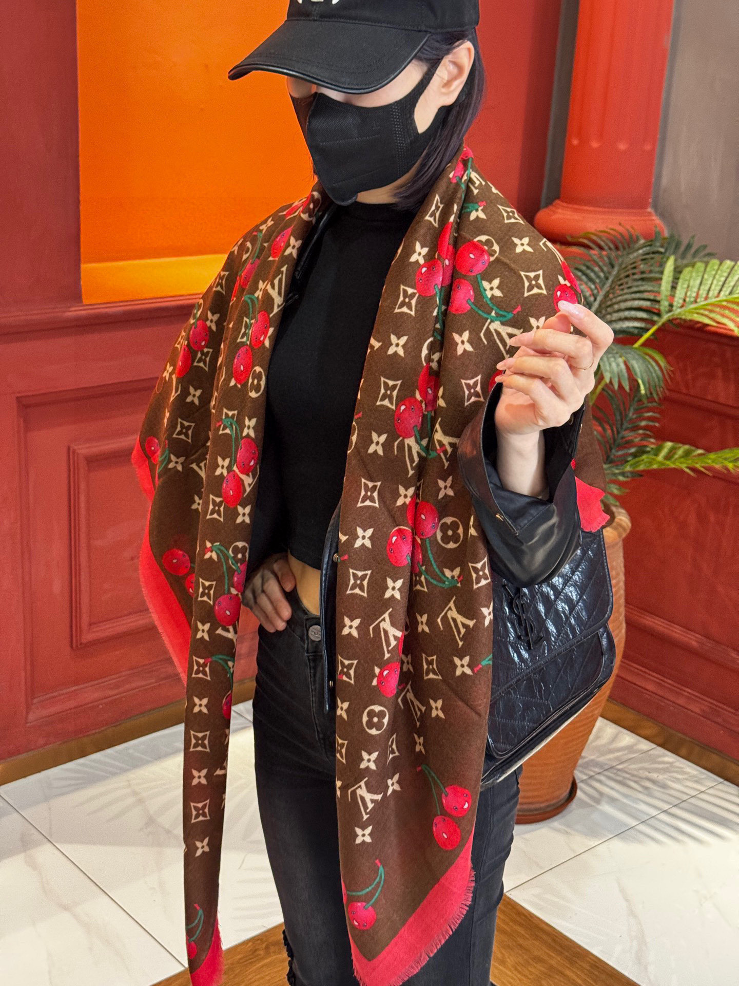 上新💕 🔥新款樱桃LV羊绒方巾 LV x TM Monogram Cerise 出自路易威登 x 村上隆