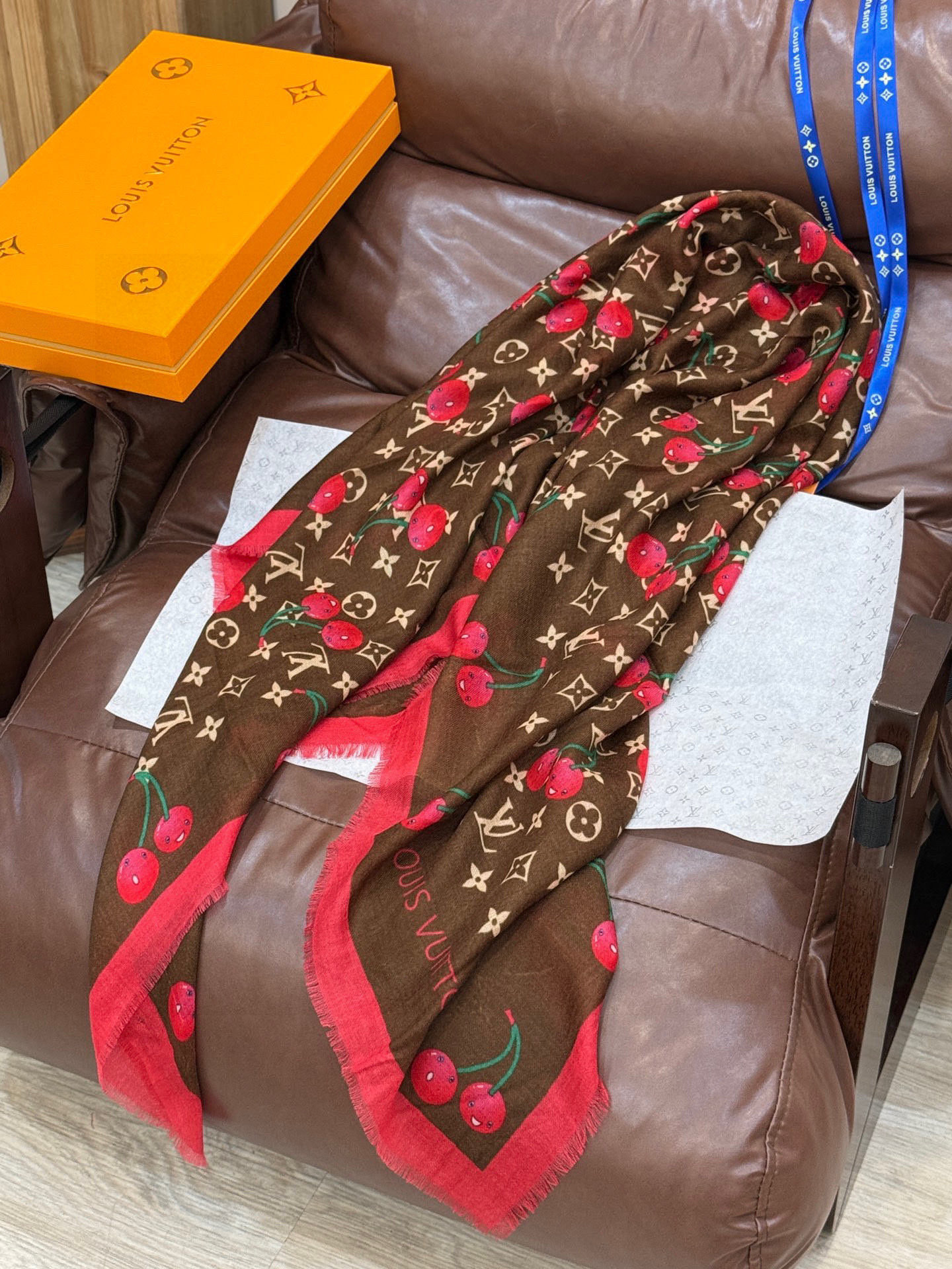 上新💕 🔥新款樱桃LV羊绒方巾 LV x TM Monogram Cerise 出自路易威登 x 村上隆