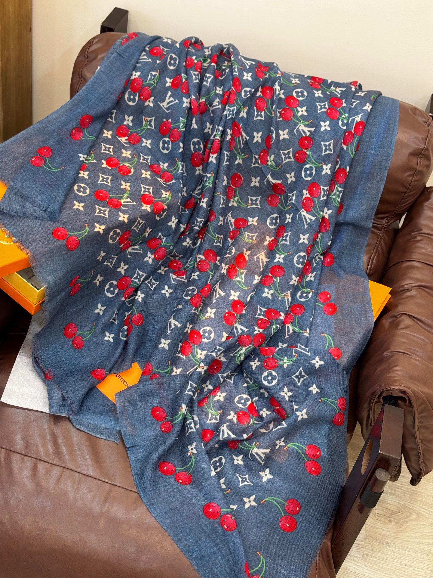 上新💕 🔥新款樱桃LV羊绒方巾 LV x TM Monogram Cerise 出自路易威登 x 村上隆