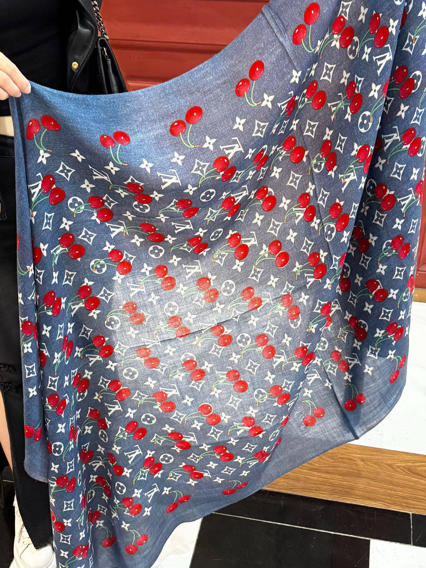 上新💕 🔥新款樱桃LV羊绒方巾 LV x TM Monogram Cerise 出自路易威登 x 村上隆