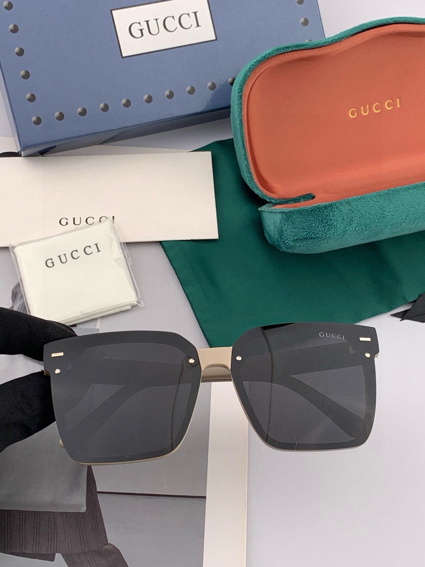 Gucci 经典的方框设计，不挑脸型，无论搭配大衣还是连衣裙都非常显气质尼龙偏光镜片预防紫外线 型号：G
