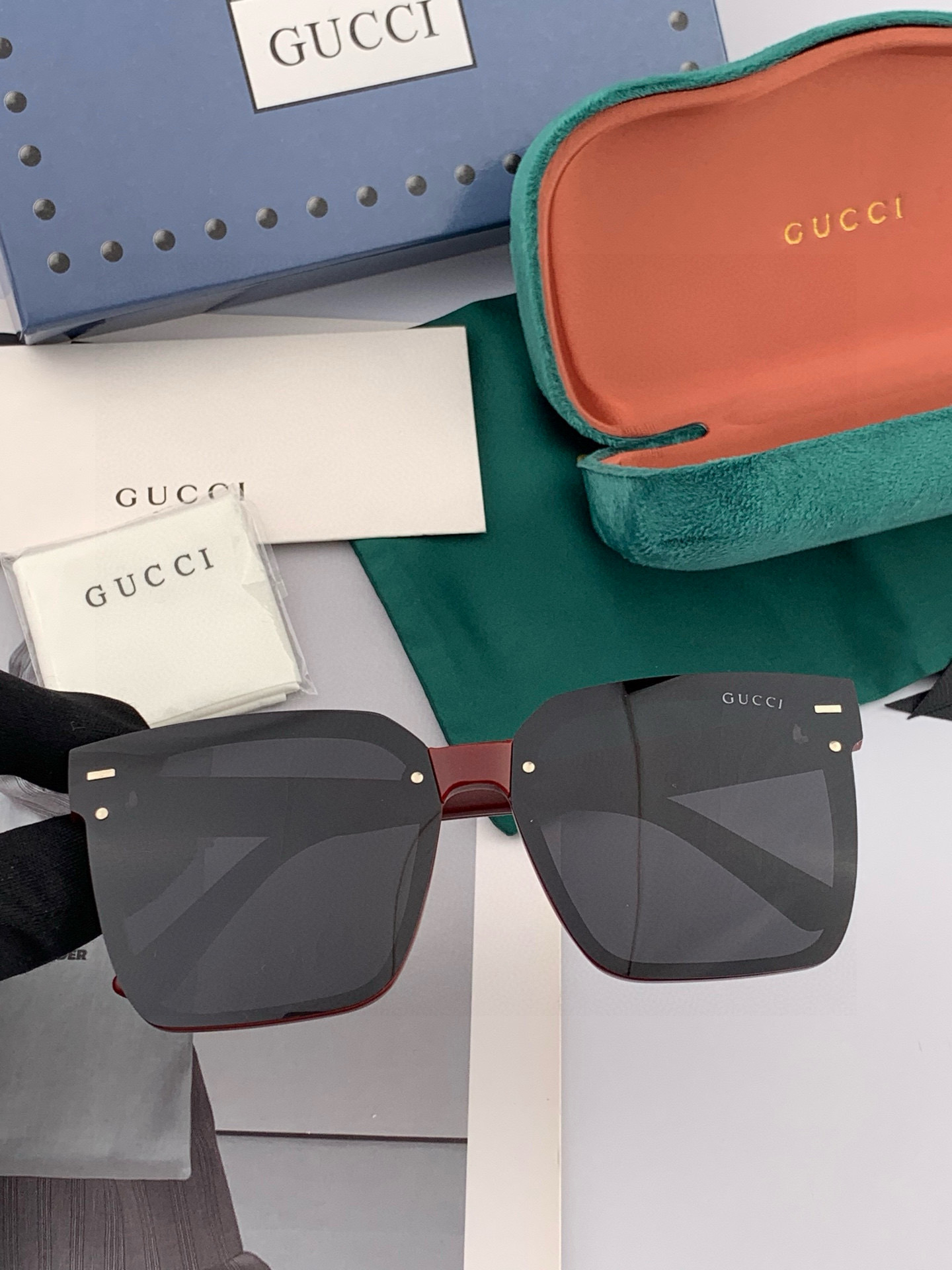 Gucci 经典的方框设计，不挑脸型，无论搭配大衣还是连衣裙都非常显气质尼龙偏光镜片预防紫外线 型号：G
