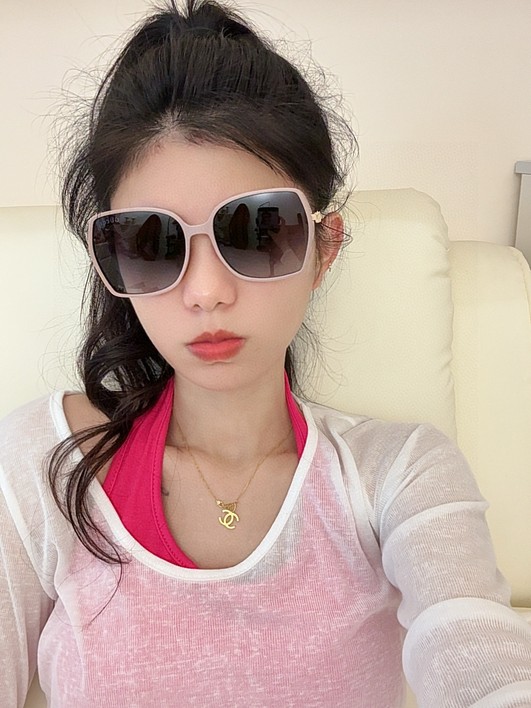 NO:375750,Gucci sunglasses 2025 new model. The frame design is elegant and can visually modify the face shape, making the face look small, and it does not pick the face shape. The retro horse buckle is paired with unique purple lenses, which is very retro. It can be salty or sweet. The temples use the classic horse buckle elements of G home, which is retro and fashionable. Wearing it on the pictorial girl model G8303 glasses sunglasses, sunglasses, gucci, gucci19860909Gucci墨镜2025新款  方框设计再优雅的同时还能在视觉上修饰脸型,敲显脸小,不挑脸型 复古的马衔扣配上独特的紫色镜片,复古感十足 可盐可甜 镜腿采用G家经典的马衔扣元素,复古时髦,戴上简直就是行走的画报女郎型号G8303眼镜墨镜太阳镜,眼镜,gucci,gucci,glasses