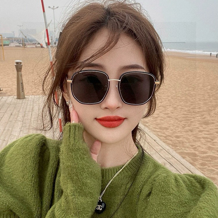 NO:375784,GUCCI 2025 Spring New Model, Latest Square Sunglasses, Internet celebrities from all walks of life bring full aura, playful and sweet, with better effect on the face. Super good metal texture. Model G2242 Glasses Sunglasses, Sunglasses, Glasses, Gucci19860909GUCCI 2025开春新款 最新款方框太阳镜 各路网红纷纷带起气场满分 俏皮甜美.上脸效果更佳.金属质感超好 型号G2242眼镜墨镜太阳镜,眼镜,gucci,glasses