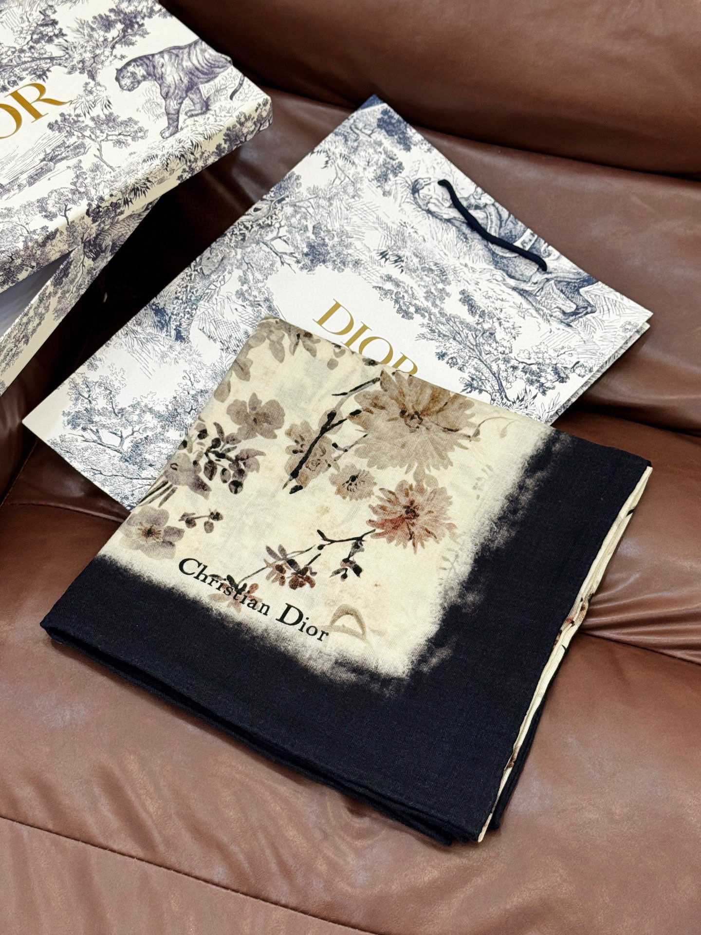 Dior 140丝毛双面同色印花披肩Millefiori 图案这款披肩饰以多色 Millefiori 图