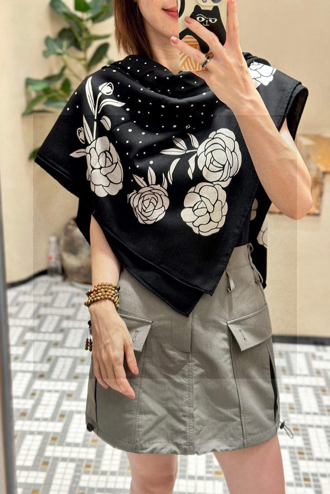 💟上新 ❤️ 𝐂𝐡𝐚𝐧𝐞𝐥 • ℕ𝕖𝕨《小香山茶花系列单品集》 黑色Size：140*140cm 丝绒双