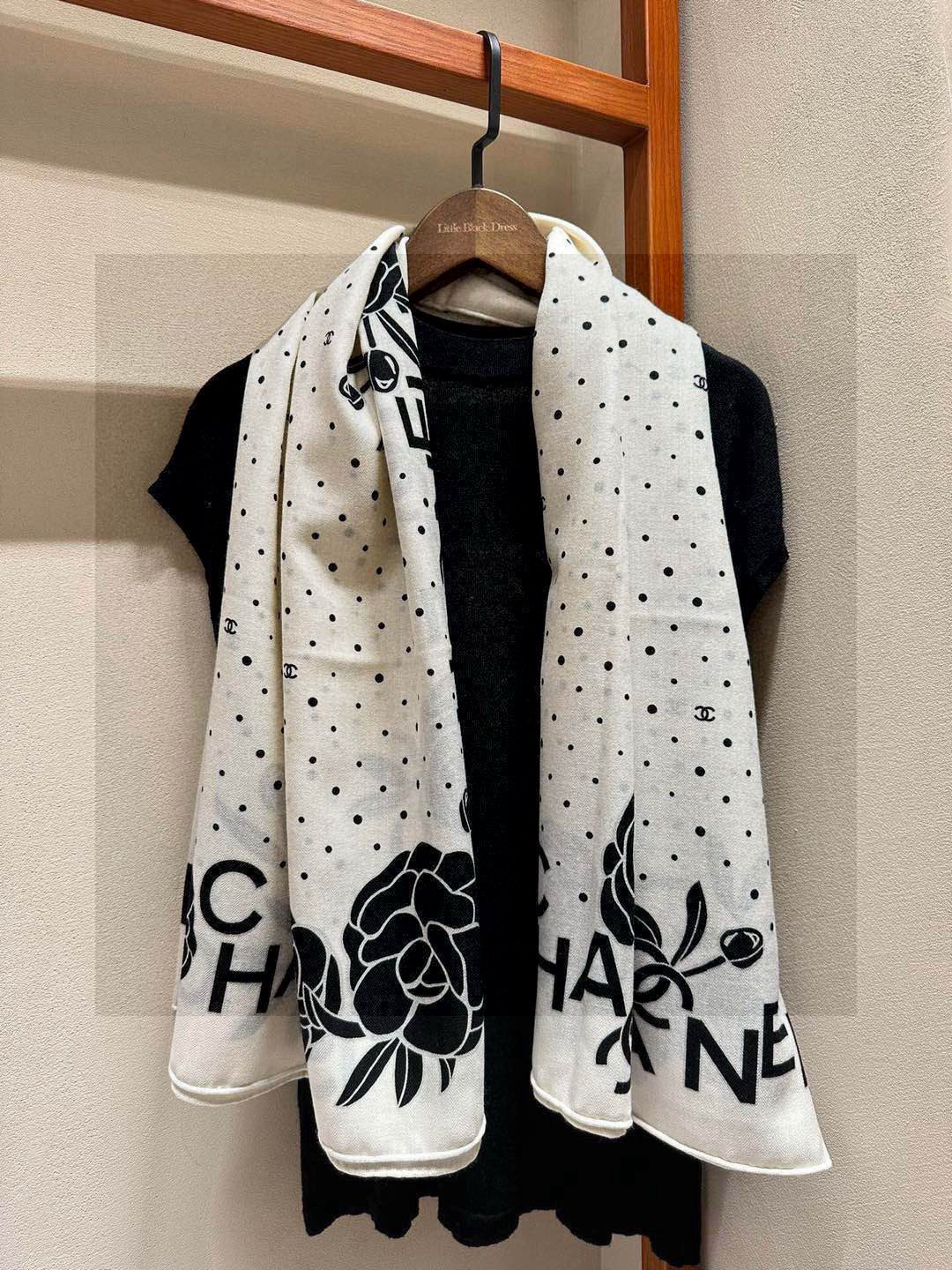💟上新 ❤️ 𝐂𝐡𝐚𝐧𝐞𝐥 • ℕ𝕖𝕨《小香山茶花系列单品集》 黑色Size：140*140cm 丝绒双