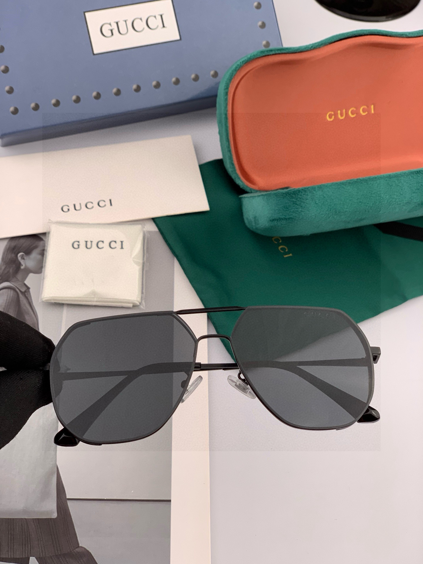 LV 男款炫彩飞行员偏光太阳镜 ❤️材质：高清尼龙加厚卡槽高清偏光镜片 🌹无边框镜架💕颜👍型号：L789