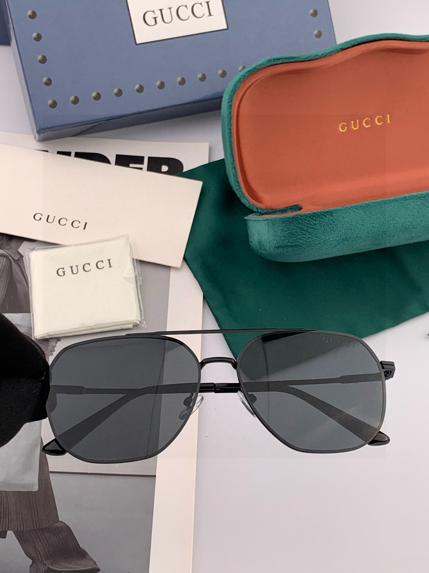 Gucci 男款炫彩飞行员偏光太阳镜 ❤️材质：高清尼龙加厚卡槽高清偏光镜片 🌹无边框镜架💕颜👍型号：G