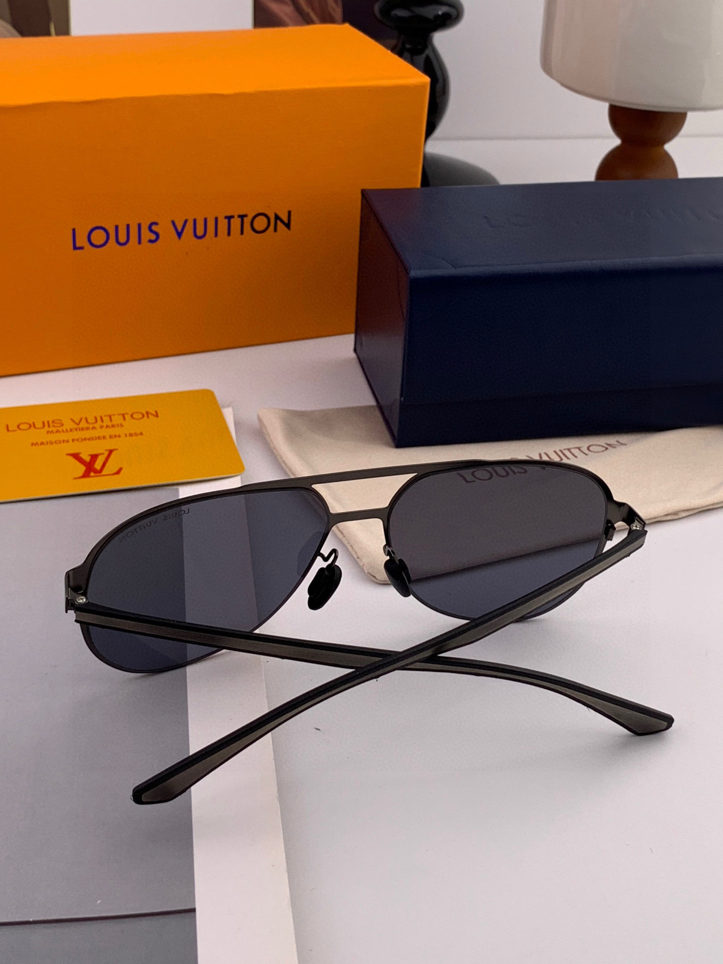 LV 男款炫彩飞行员偏光太阳镜 ❤️材质：高清尼龙加厚卡槽高清偏光镜片 🌹无边框镜架💕颜👍型号：L522