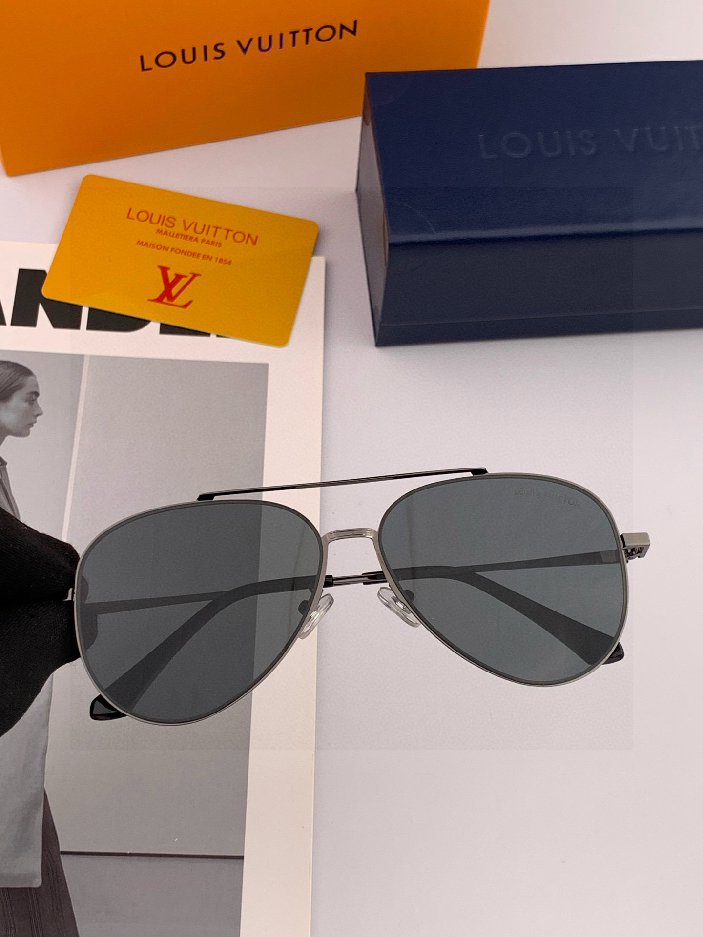 LV 男款炫彩飞行员偏光太阳镜 ❤️材质：高清尼龙加厚卡槽高清偏光镜片 🌹无边框镜架💕颜👍型号：L589