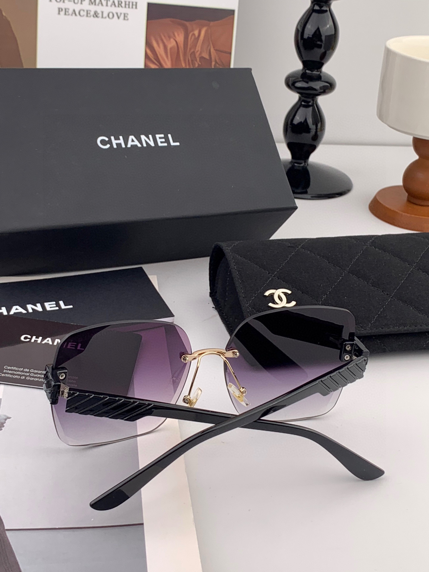 香奈儿 新款太阳镜太漂亮的款,爆到断货。镜片采用尼龙材质,透光度清晰的同时又保护眼睛,镜框采用环保无磁不