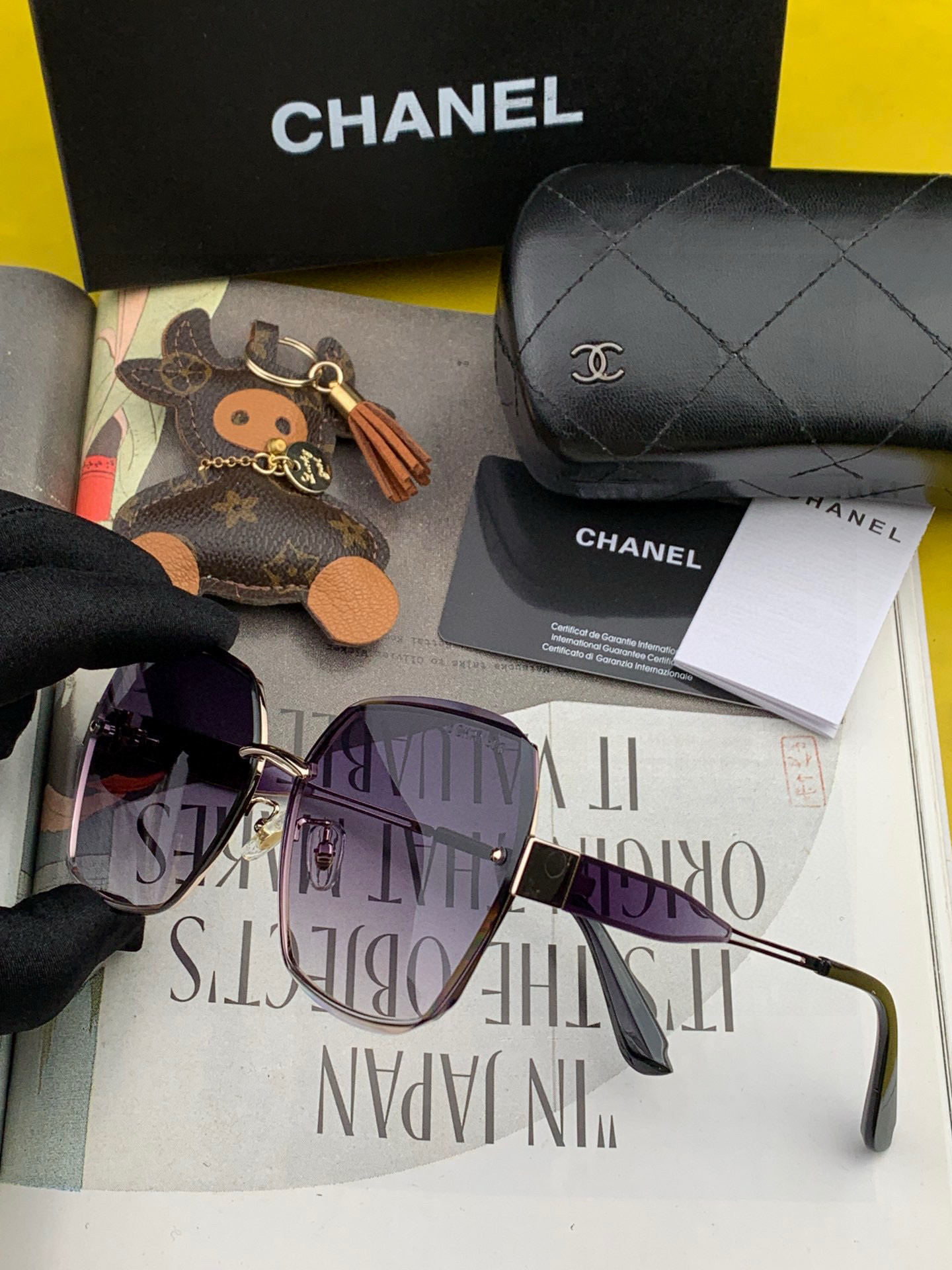 香奈儿 新款太阳镜太漂亮的款,爆到断货。镜片采用尼龙材质,透光度清晰的同时又保护眼睛,镜框采用环保无磁不