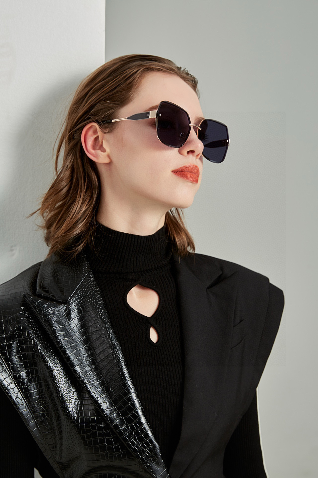 香奈儿 新款太阳镜太漂亮的款,爆到断货。镜片采用尼龙材质,透光度清晰的同时又保护眼睛,镜框采用环保无磁不