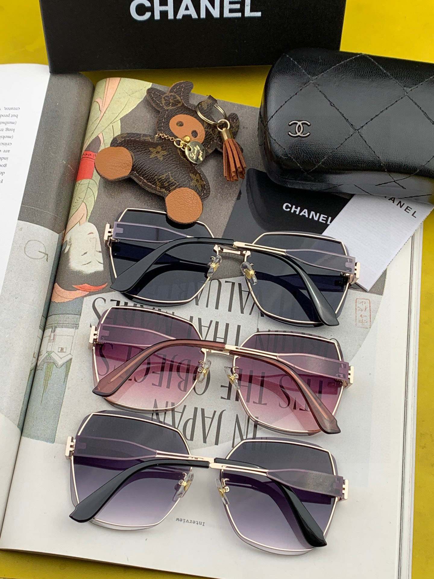 香奈儿 新款太阳镜太漂亮的款,爆到断货。镜片采用尼龙材质,透光度清晰的同时又保护眼睛,镜框采用环保无磁不