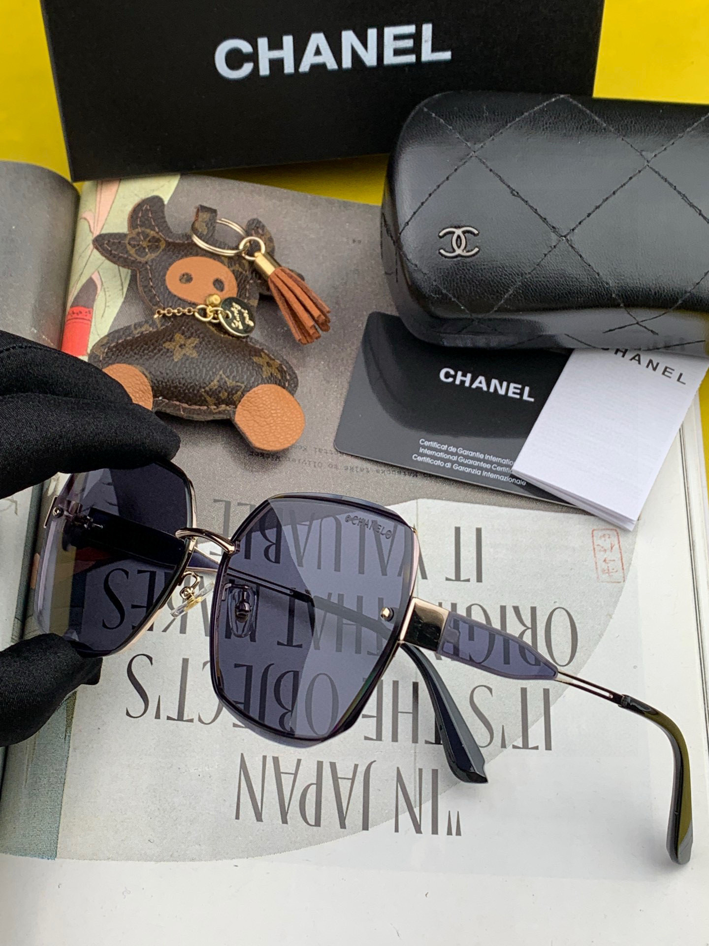 香奈儿 新款太阳镜太漂亮的款,爆到断货。镜片采用尼龙材质,透光度清晰的同时又保护眼睛,镜框采用环保无磁不