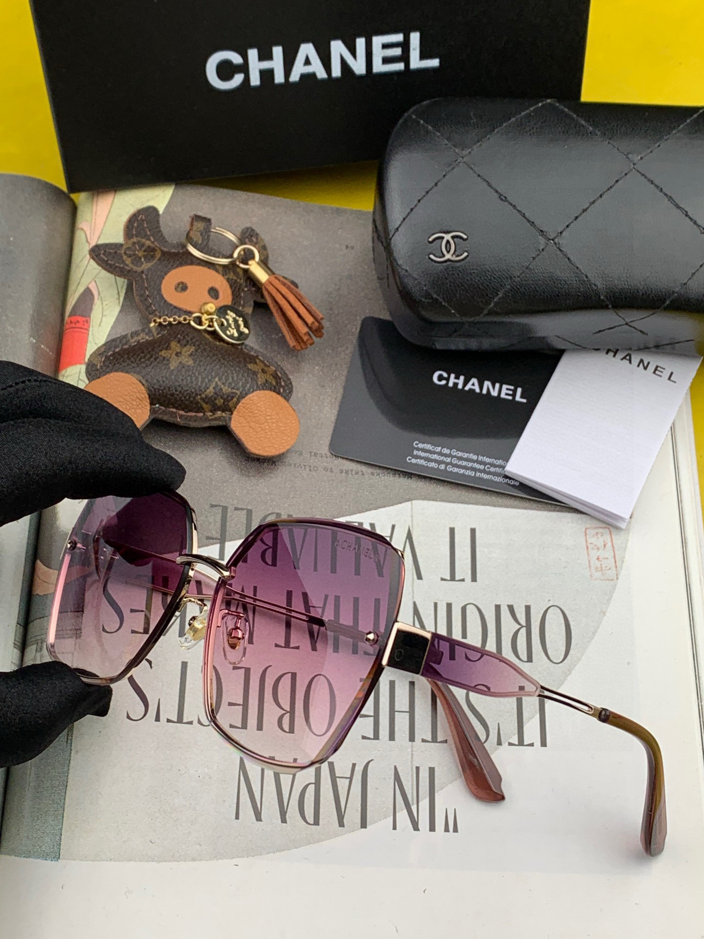 香奈儿 新款太阳镜太漂亮的款,爆到断货。镜片采用尼龙材质,透光度清晰的同时又保护眼睛,镜框采用环保无磁不