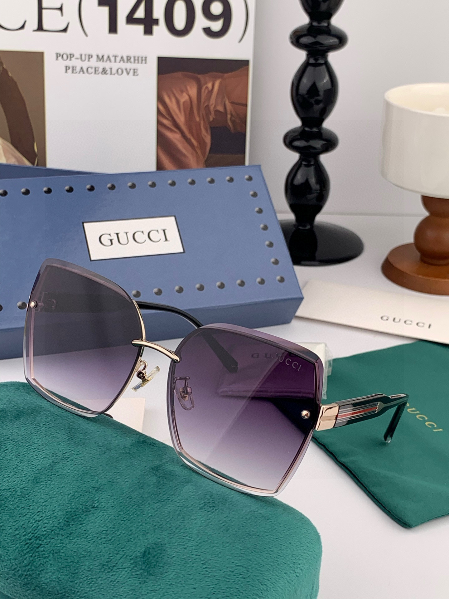 GUCC*新款太阳镜太漂亮的款,爆到断货。镜片采用尼龙材质,透光度清晰的同时又保护眼睛,镜框采用环保无磁