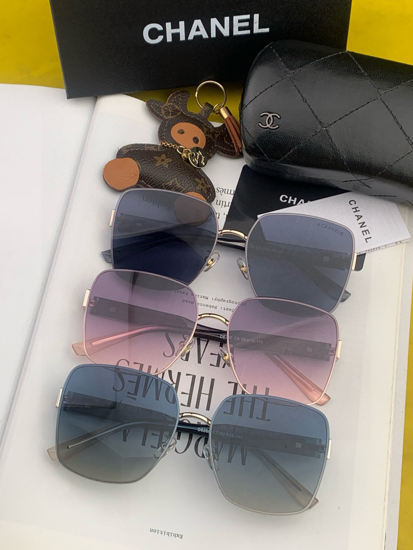 香奈儿新款太阳镜太漂亮的款,爆到断货。镜片采用尼龙材质,透光度清晰的同时又保护眼睛,镜框采用环保无磁不锈