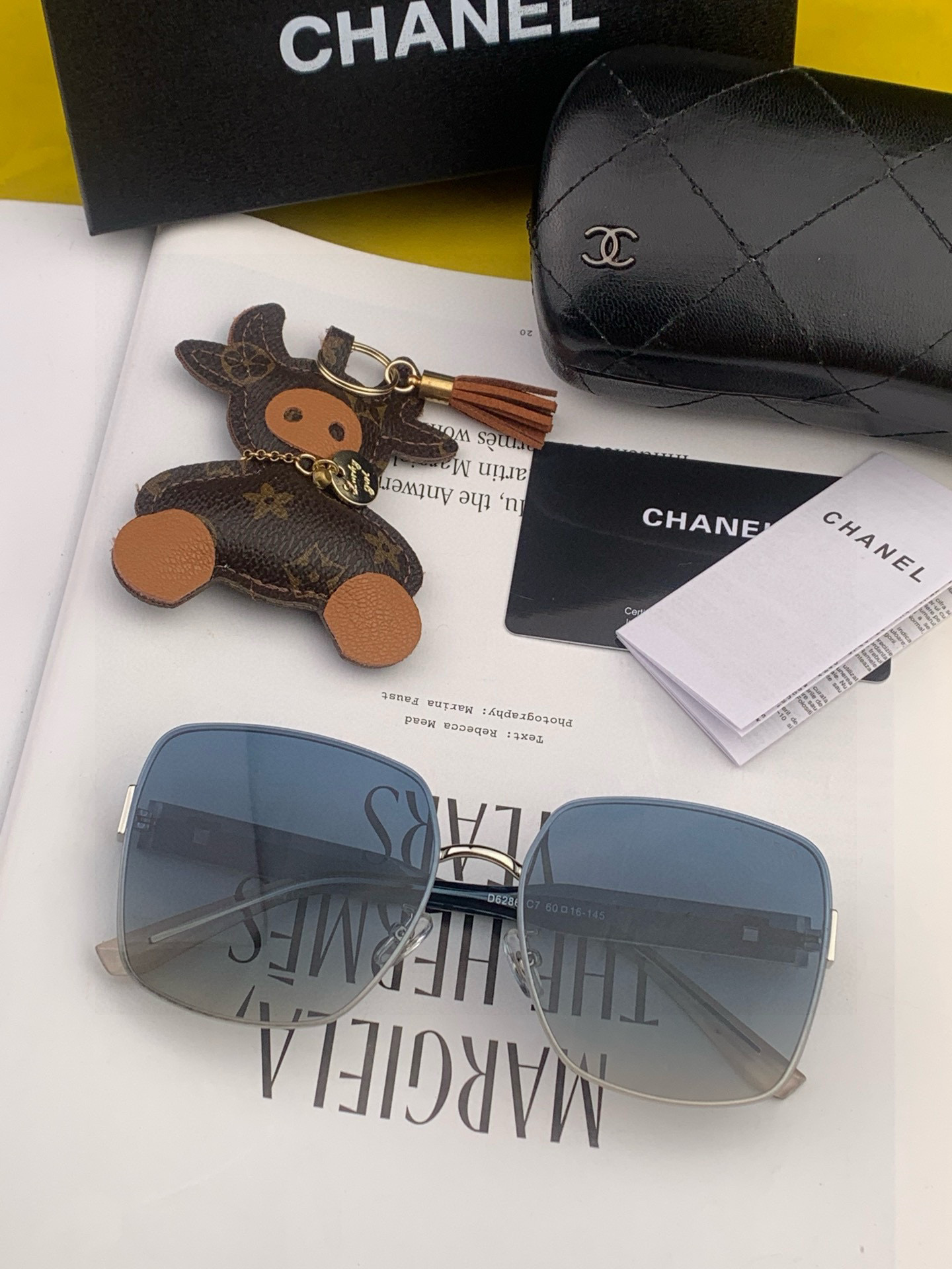 香奈儿新款太阳镜太漂亮的款,爆到断货。镜片采用尼龙材质,透光度清晰的同时又保护眼睛,镜框采用环保无磁不锈